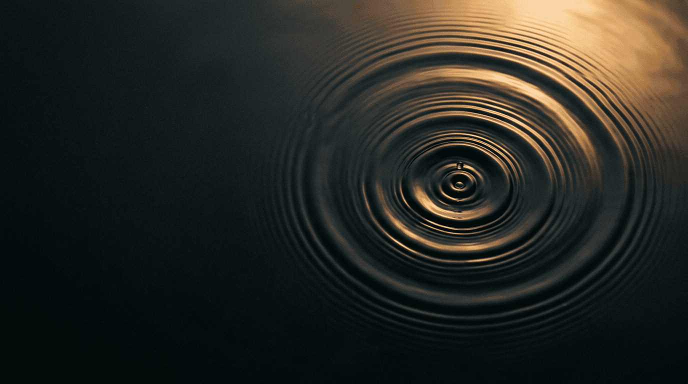 Ondes concentriques sur une surface d'eau sombre — image éditoriale traitée en bichromie